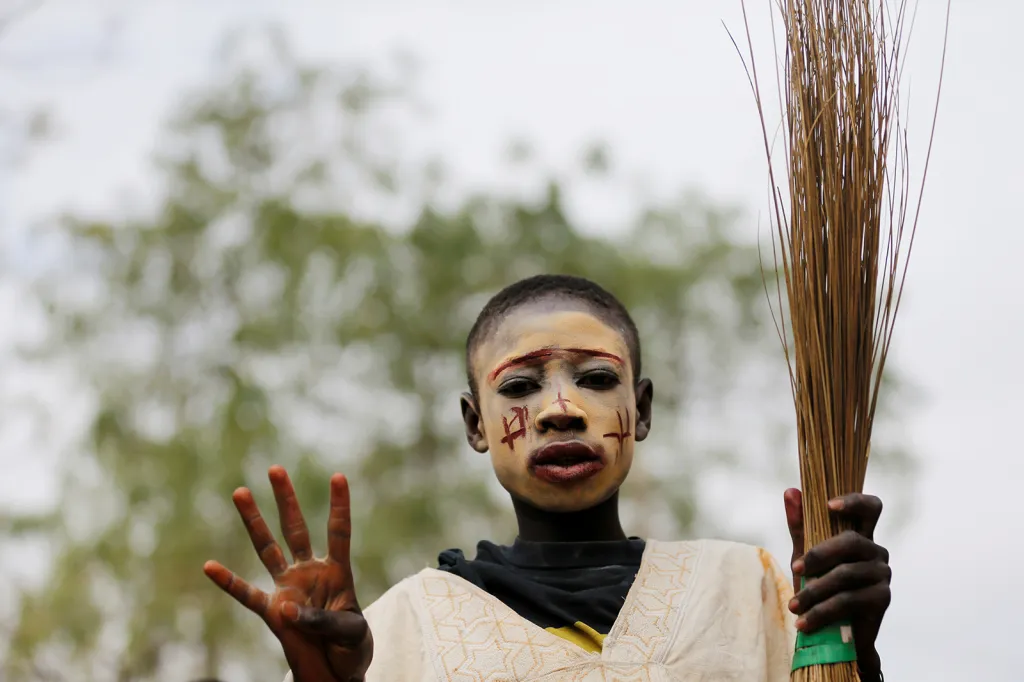 Chlapec při slavnostních ceremoniích na podporu nigerijského prezidenta Muhammadua Buhariho ve městě Kano