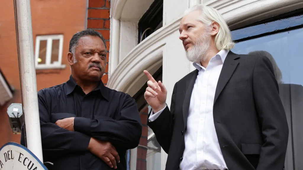 Julian Assange na ekvádorské ambasádě