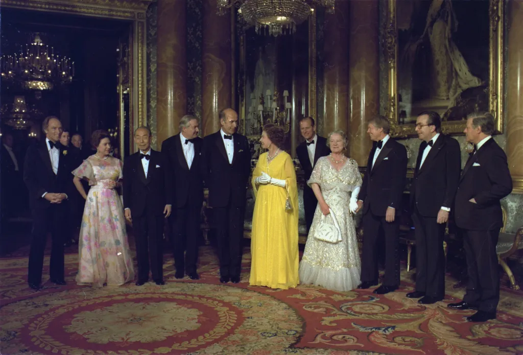 V Londýně se 13. května 1977 sešli americký prezident Jimmy Carter, královna matka, Alžběta II., princ Philip, kanadský premiér Pierre Trudeau, princezna Margaret, japonský premiér Takeo Fukuda, britský premiér James Callaghan, francouzský prezident Valery Giscard d'Estaing, italský premiér Giulio Andreotti a německý kancléř Helmut Schmidt