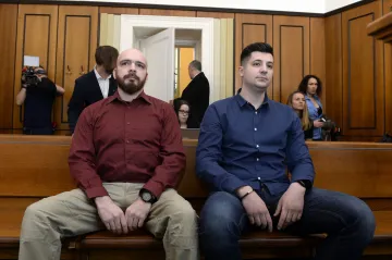 Za fackování zadrženého mladíka dostal jeden policista podmínku, druhý byl zproštěn obžaloby