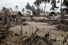 Při erupci sopky Semeru v Indonésii zemřelo nejméně čtrnáct lidí