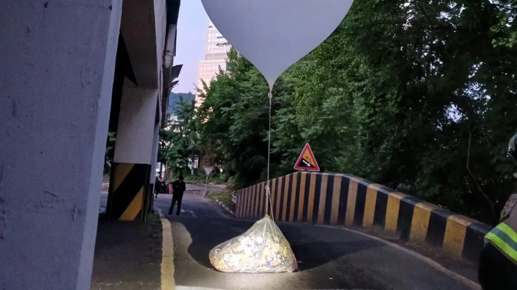 Severokorejský balon s odpadem a výkaly