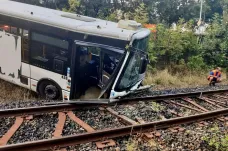 V Karlových Varech sjel autobus po střetu s autem do kolejiště. Sedmnáct lidí je zraněných