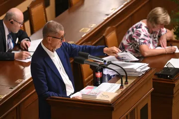 Úsporný balíček jde do druhého čtení, Babiš s Okamurou řečnili hodiny