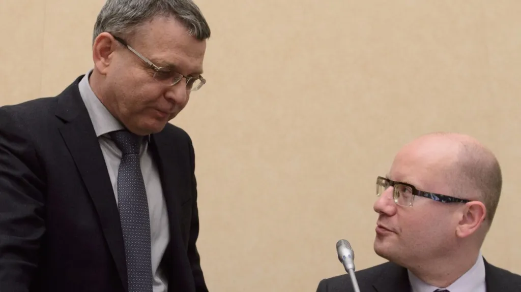 Lubomír Zaorálek (ČSSD) a Bohuslav Sobotka (ČSSD) na zasedání vlády