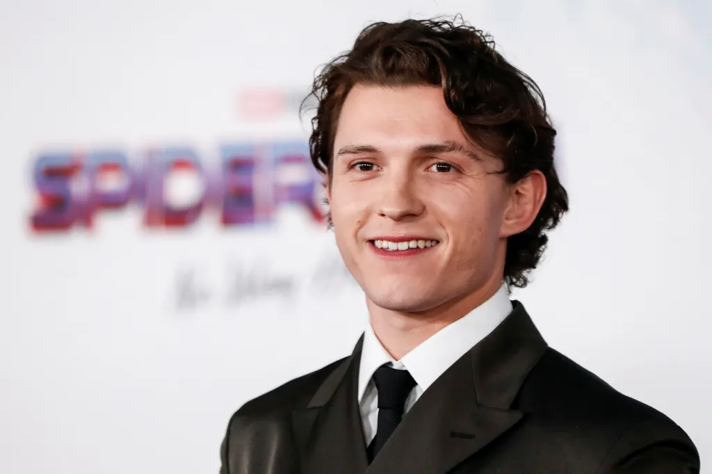 Elastický overal pavoučího superhrdiny opět navlékl Tom Holland (na fotce při propagaci minulého dílu Spider-Mana) a koncem července si poradí s novými výzvami ve filmu Spider-Man: Zbrusu nový den