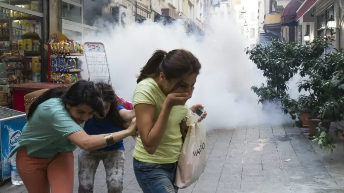 Istanbulské ulice zaplnil slzný plyn