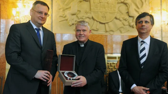 Pražský biskup Václav Malý převzal 8. března z rukou premiéra Petra Nečase jako první Cenu Arnošta Lustiga.