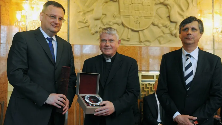 Pražský biskup Václav Malý převzal 8. března z rukou premiéra Petra Nečase jako první Cenu Arnošta Lustiga.