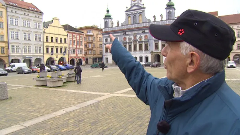 Antonín Hoch ukazuje, odkud točil první záběry