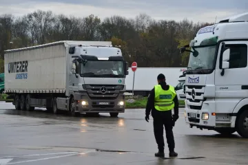 Policie od začátku kontrol zajistila 9660 migrantů, pro podezření z převaděčství zadržela 142 lidí