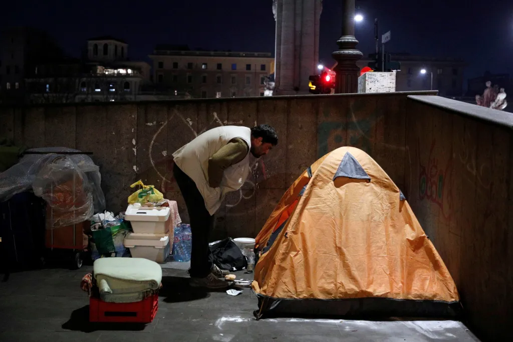 Jeden ze „zajištěnějších“ bezdomovců má na obvyklé poměry o málo snesitelnější životní podmínky – spí ve stanu. Místo pro přespávání si našel v blízkosti autobusového nádraží
