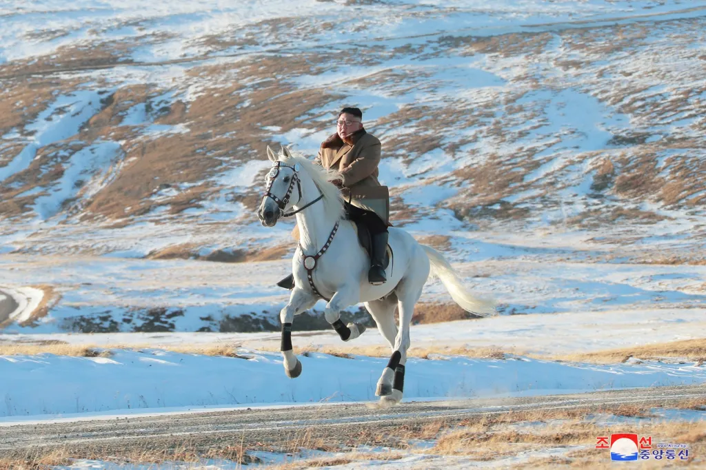 Vůdce KLDR Kim Čong-un na koni během prezentační jízdy určené pro média, a to při cestě na horu Pektu