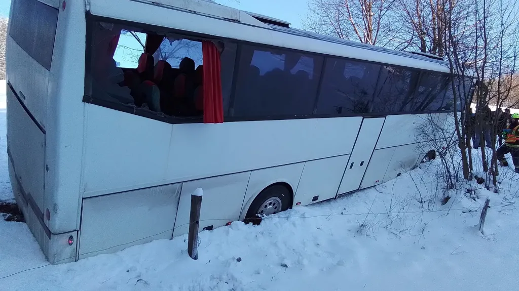 Autobus se studenty skončil v příkopu