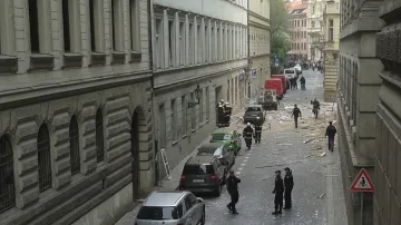 Pár okamžiků po výbuchu v Divadelní ulici