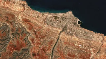 Satelitní snímek města Derna a blízké přehrady