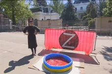 Oslavy 9. května v Česku byly skromnější než dříve, místo politiků přišla k ruské ambasádě ukrajinská aktivistka