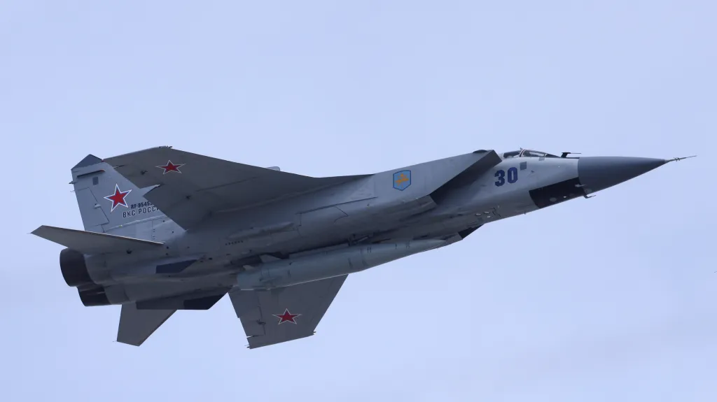 Ilustrační foto – ruská stíhačka MiG-31 nesoucí raketu Kinžal