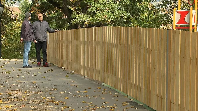 Nový plot dětského hřiště je podle místních příliš výrazný