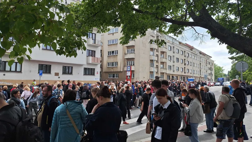 Situace před stanicí metra Pražského povstání