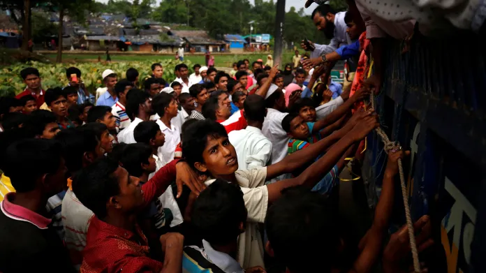 Rohingové čekají v Bangladéši na příděly pomoci