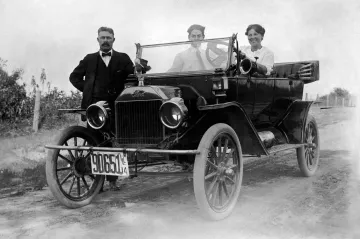 „Každý zákazník si může vybrat barvu, bude-li to černá.“ Ford s modelem T započal éru automobilismu