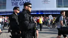 Policisté dohlížejí na fanoušky při konání mistrovství světa v ledním hokeji.