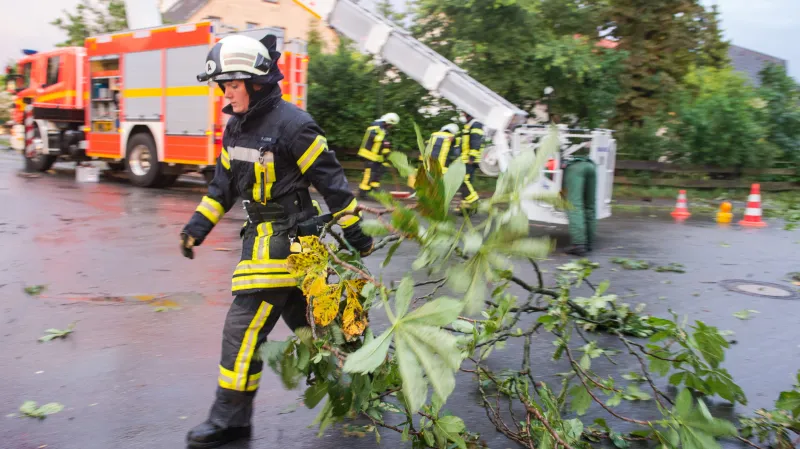 Odstraňování škod po bouřích, které zasáhly sever Německa