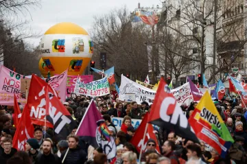 Francie už posedmé demonstrovala proti revizi penzí. Senát i přes stávky reformu schválil