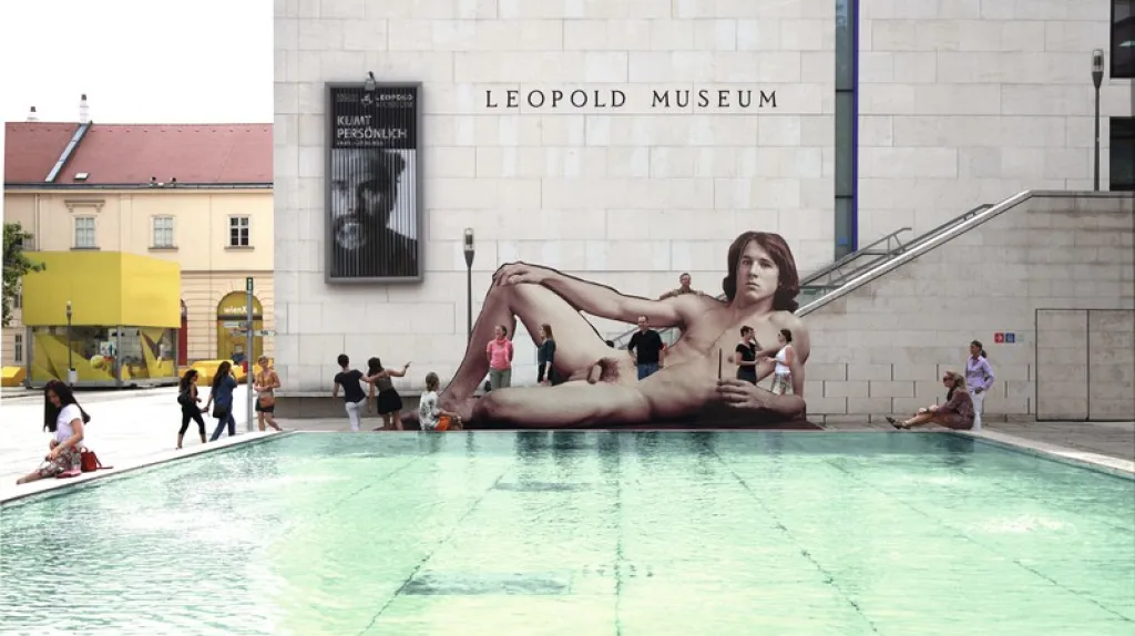 Mr. Big lákající na výstavu Nazí muž v Leopold Museum