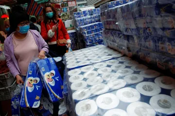 Fronty, bitky i krádež stovek rolí. Hongkong se bojí koronaviru, lidé hromadně skupují toaletní papír