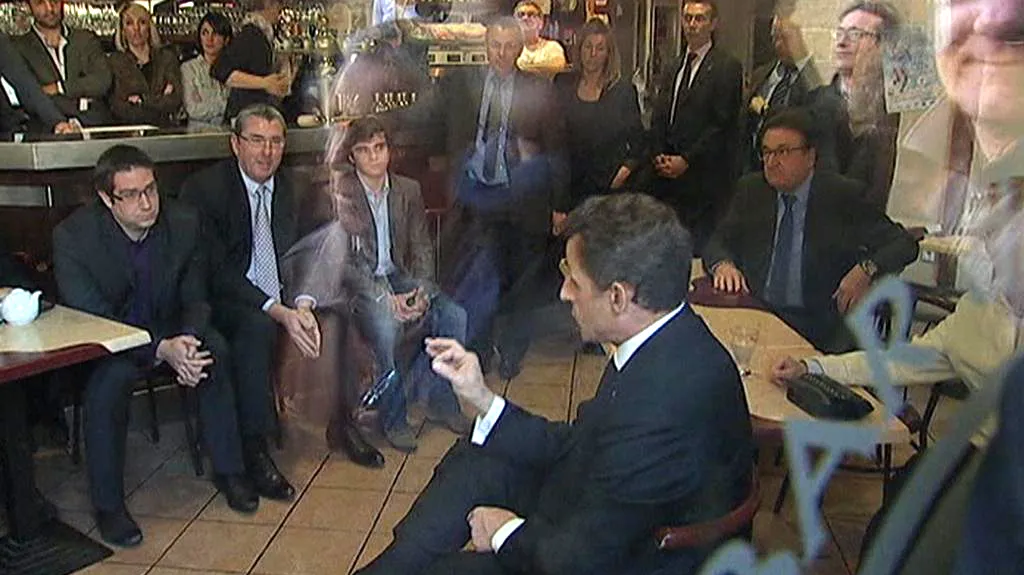 Sarkozy se před demonstranty ukryl v kavárně