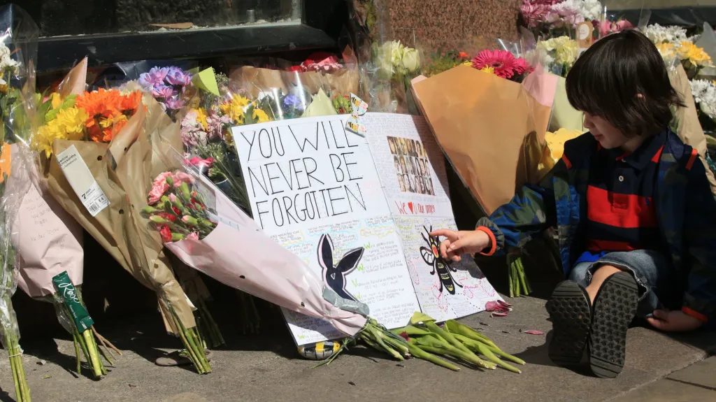 Lidé v Manchesteru si připomněli loňský teroristický útok na koncertu Ariany Grande