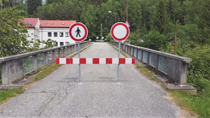 Zavřený most komplikuje cestu místním