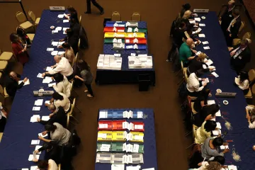 Překvapení v britských volbách. Konzervativci nebudou mít v Dolní sněmovně absolutní většinu