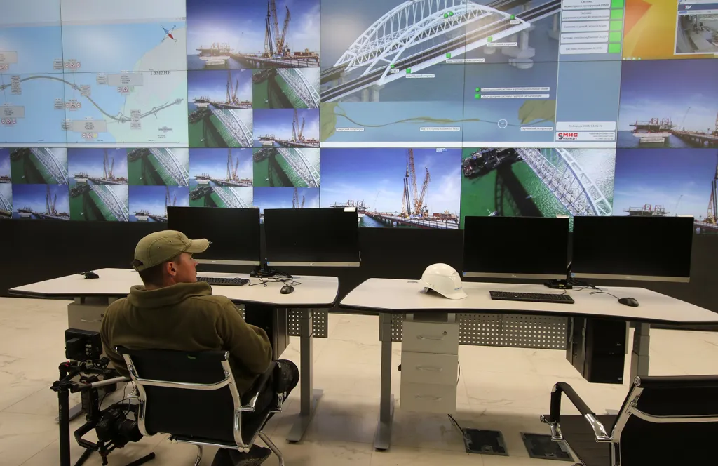 Technologické centrum, z něhož dispečeři kontrolují dopravu na mostě i pod ním