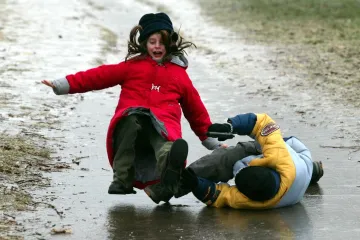 Dopravu v Libereckém kraji zkomplikovala ledovka, v příkopu skončily i sypače