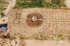 Senegalští farmáři staví kruhové zahrady jako obranu proti poušti