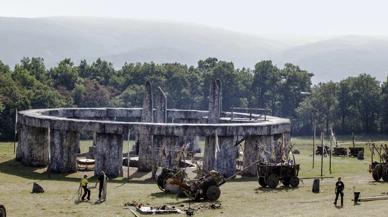 Na loukách poblíž Karlštejna stojí v těchto dnech monumentální kopie slavné megalitické stavby Stonehenge