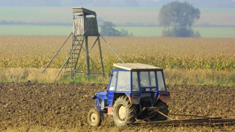 Traktor na poli