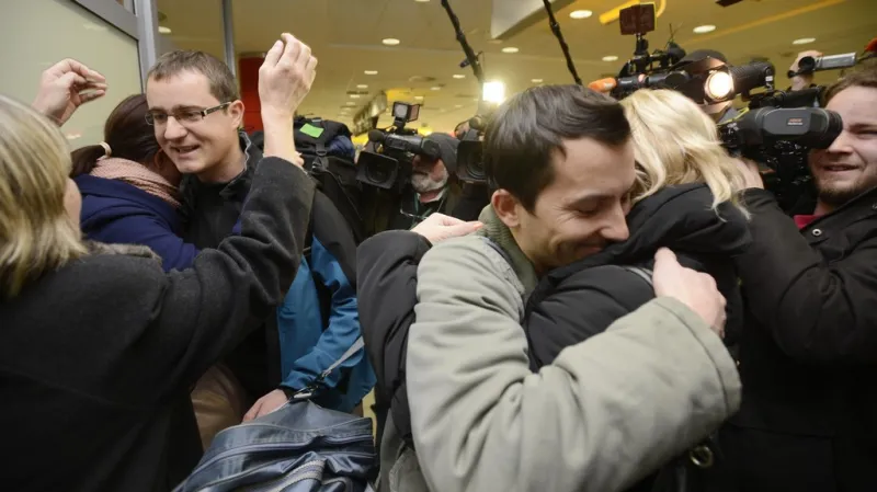 Čeští vývojáři počítačových her Martin Pezlar a Ivan Buchta na pražském letišti