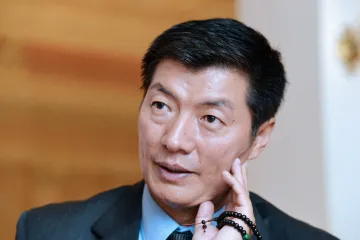 Česko navštíví premiér tibetské exilové vlády. Petříček se s ním nesetká, primátor Prahy a další politici ano