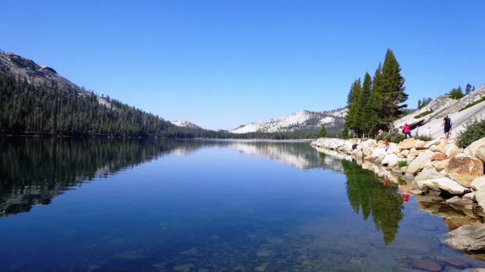 Jezera na cestě do Yosemitského národního parku