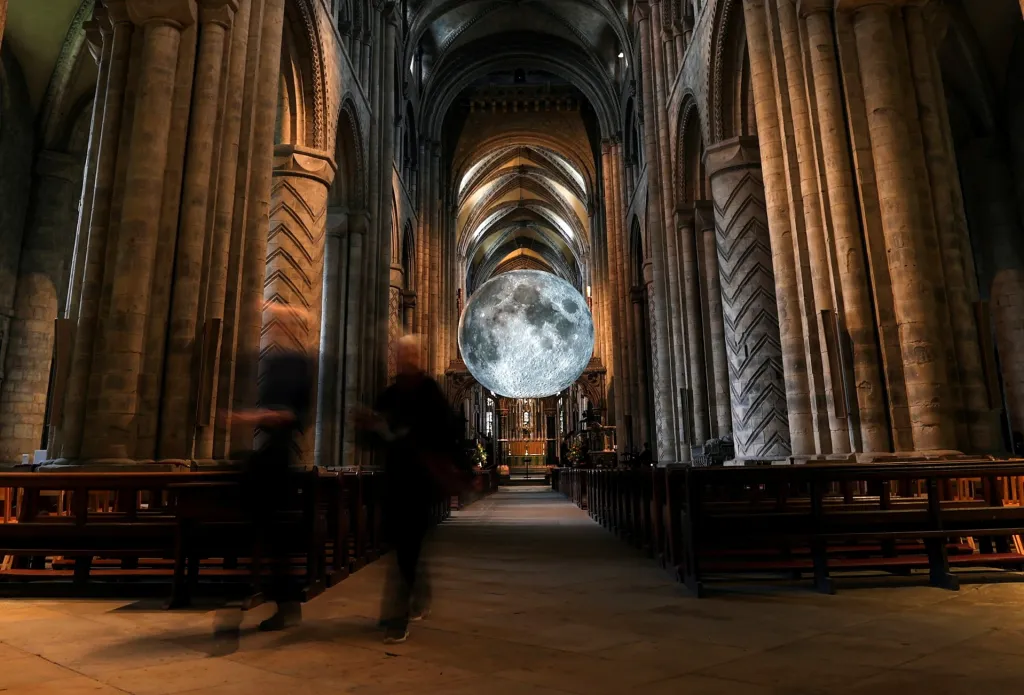 V Durhamské katedrále v britském Durhamu mohou lidé obdivovat uměleckou instalaci Lukea Jerrama nazvanou „Muzeum měsíce“