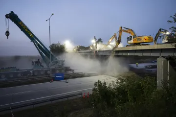 Dělníci v noci zbourali dva nadjezdy na Pražském okruhu, opět je průjezdný