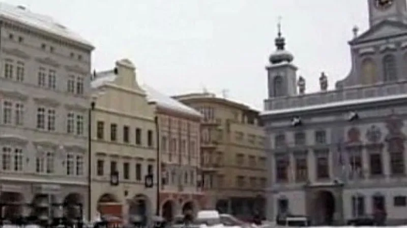 Dům umění v Českých Budějovicích se nachází na náměstí Přemysla Otakara II. (vlevo), v těsné blízkosti radnice (vpravo).