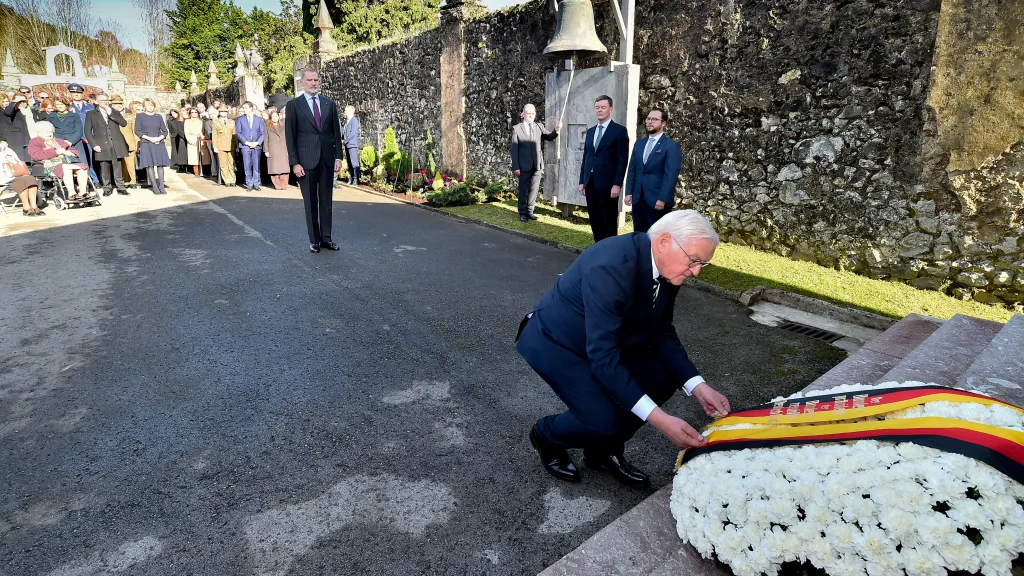 Pietní akt na hřbitově Zallo v baskickém městě Guernica ve Španělsku, 28. listopadu 2025