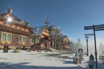 Pustevny zdražily parkování na dvě stě korun za den, turisté mají využívat autobus