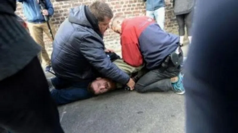 Zadržený fotograf v Hénin-Beaumontu