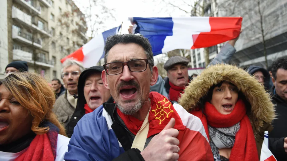 Pařížský protest takzvaných červených šátků